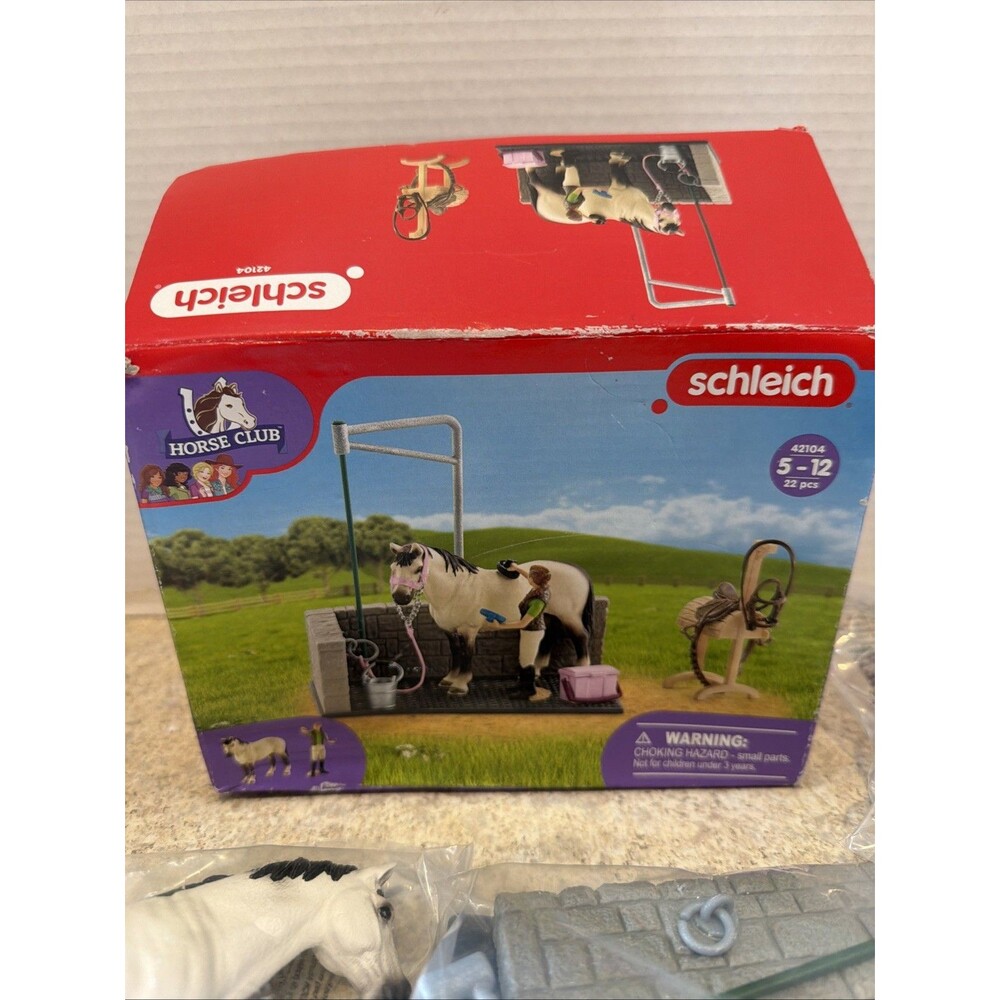 Schleich Horse Club LISA AND STORM with HORSE BOX STALL #42709 pieces are sealed
